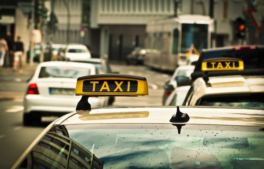 タクシー運転手から転職！新しいキャリアに挑戦、成功の秘訣を紹介